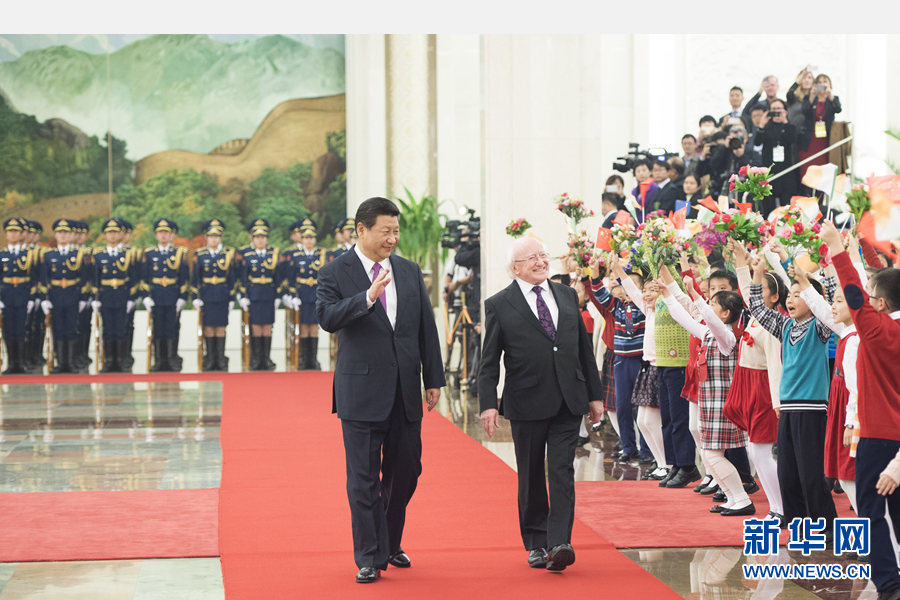 12月9日，国家主席习近平在北京人民大会堂同爱尔兰总统希金斯举行会谈。这是会谈前，习近平为希金斯举行欢迎仪式。 新华社记者 黄敬文 摄