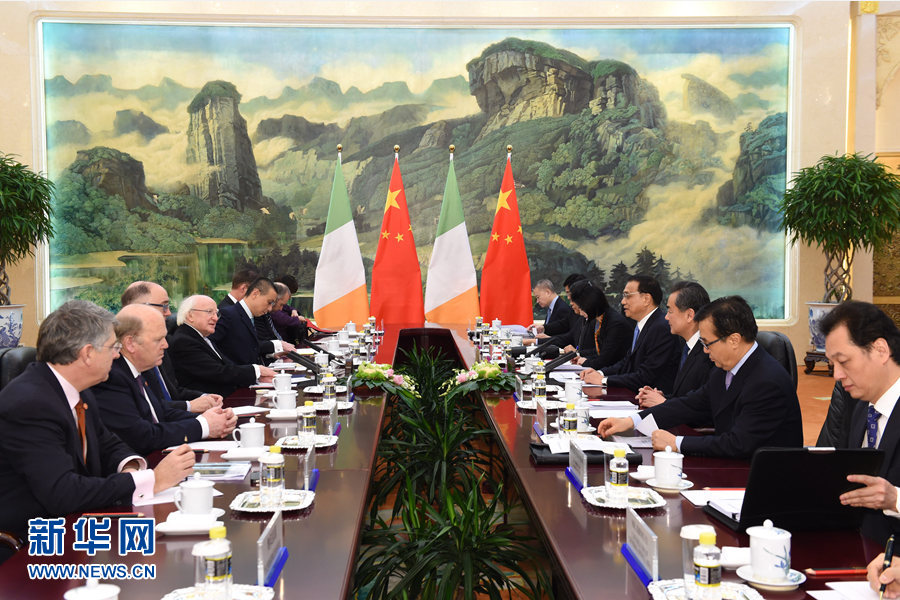 12月10日，国务院总理李克强在北京人民大会堂会见爱尔兰总统希金斯。 新华社记者 饶爱民 摄