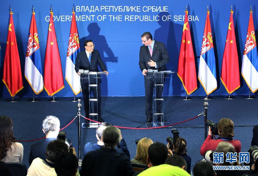 12月17日，国务院总理李克强在贝尔格莱德与塞尔维亚总理武契奇举行会谈后共同会见记者。 新华社记者 姚大伟 摄