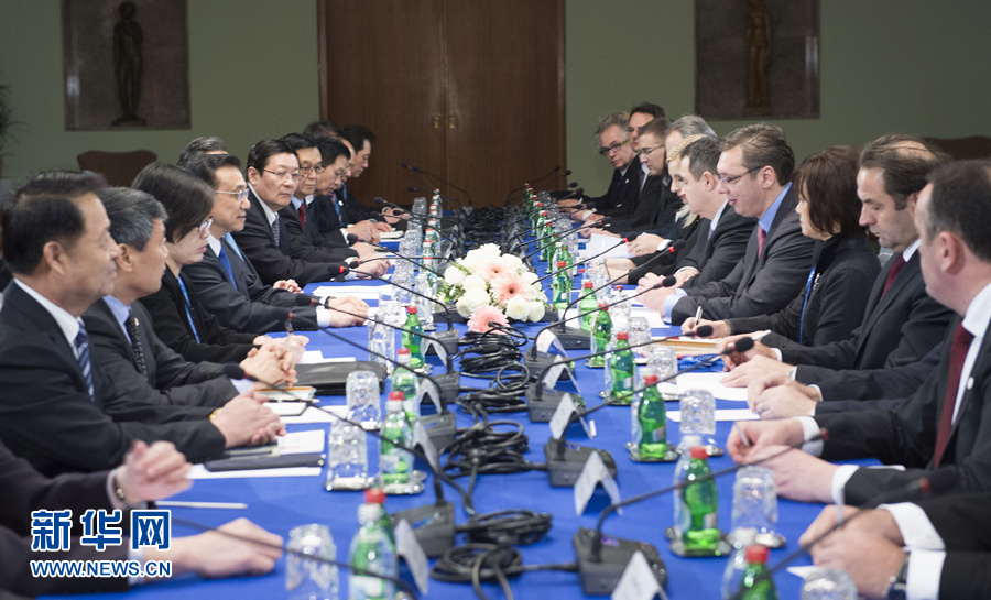 12月17日，国务院总理李克强在贝尔格莱德与塞尔维亚总理武契奇举行会谈。 新华社记者 黄敬文 摄