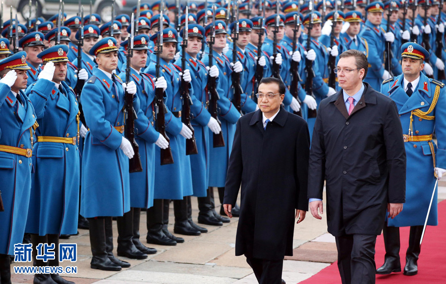 12月17日，国务院总理李克强在贝尔格莱德与塞尔维亚总理武契奇举行会谈。这是会谈前，武契奇为李克强举行隆重的欢迎仪式。 新华社记者姚大伟 摄
