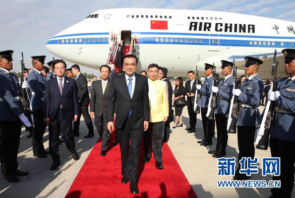12月19日，中国国务院总理李克强抵达曼谷，出席大湄公河次区域经济合作领导人第五次会议。新华社记者 庞兴雷摄