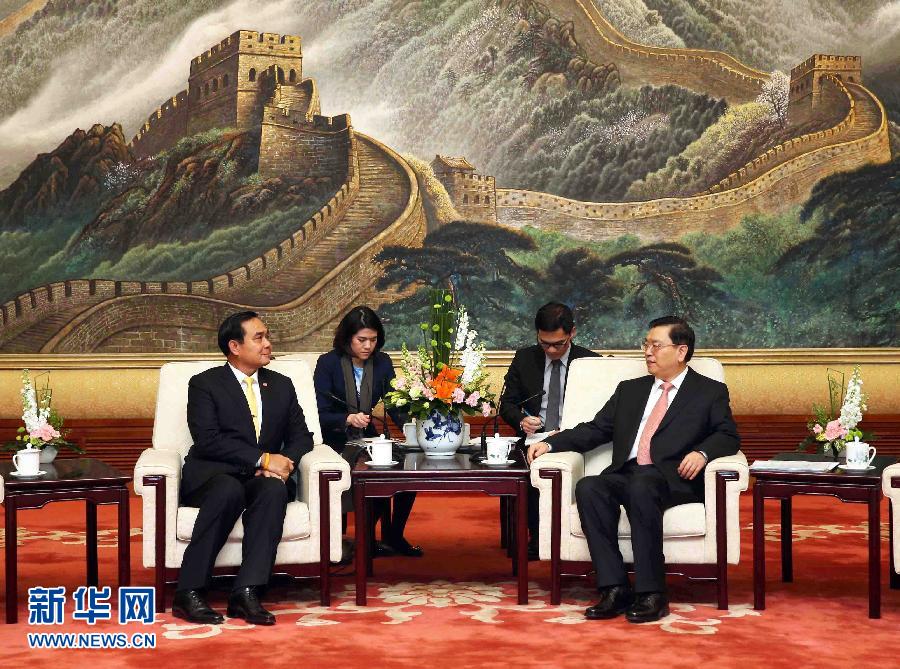 12月23日，全国人大常委会委员长张德江在北京人民大会堂会见泰国总理巴育。 新华社记者刘卫兵摄 
