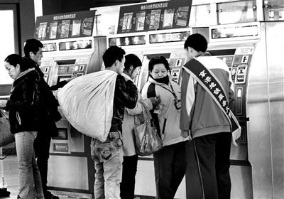 北京地铁现黄牛:借口指点外地乘客购票赚提成