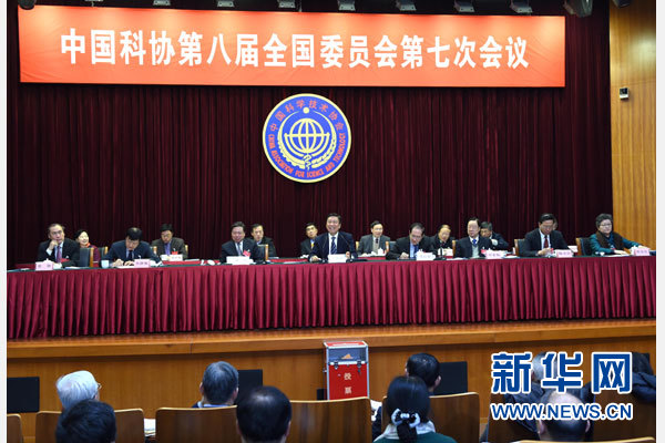 1月8日，中国科协八届七次全委会议在北京举行。中共中央政治局委员、国家副主席李源潮与委员座谈。 新华社记者 饶爱民 摄