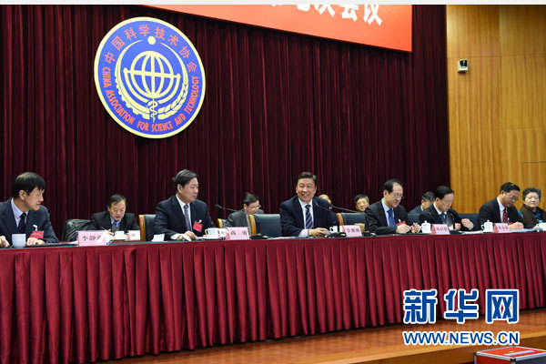 1月8日，中国科协八届七次全委会议在北京举行。中共中央政治局委员、国家副主席李源潮与委员座谈。 新华社记者 饶爱民 摄