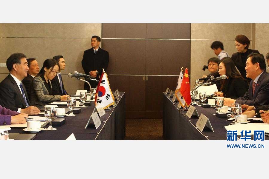 1月23日，在韩国首尔，应邀访问韩国的中国国务院副总理汪洋（左一）与韩国副总理崔炅焕（右一）举行会谈。 新华社记者 姚琪琳 摄