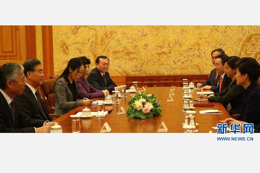 1月23日，在韩国进行正式访问的中国国务院副总理汪洋（左二）在首尔与韩国总统朴槿惠（右一）举行会见。 新华社记者 姚琪琳 摄 