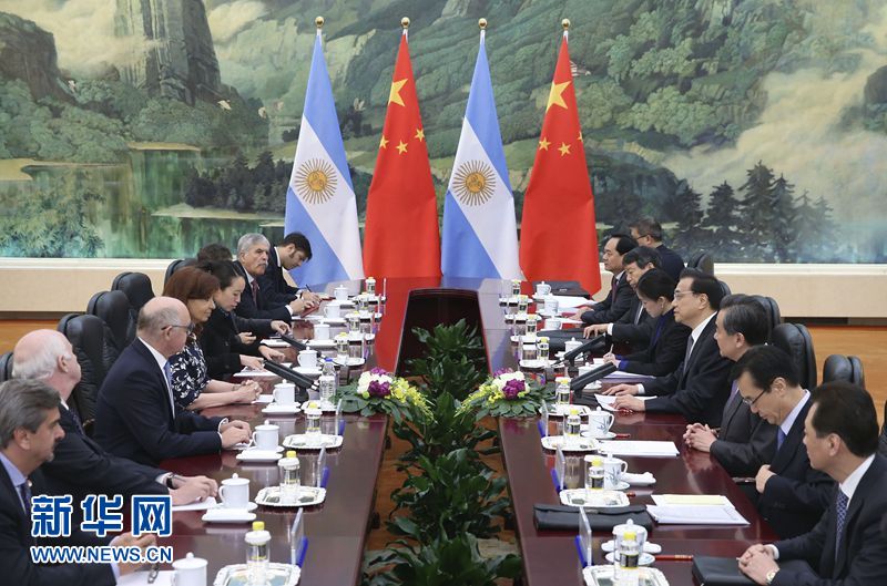  2月5日，国务院总理李克强在北京人民大会堂会见阿根廷总统克里斯蒂娜。新华社记者 庞兴雷 摄