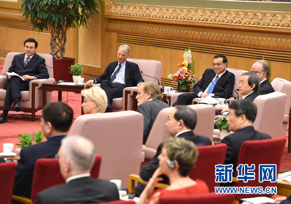 2月10日，农历乙未年春节前夕，国务院总理李克强在北京人民大会堂同部分在华工作的外国专家亲切会见并座谈。 新华社记者 饶爱民 摄 