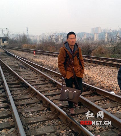 2月11日，曾中500万元大奖的刘先生心灰意冷地到铁路上轻生。