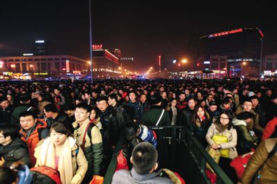 2月14日晚10点，北京站的进站口等待进站的乘客排起了长队，占据了整个站前广场。