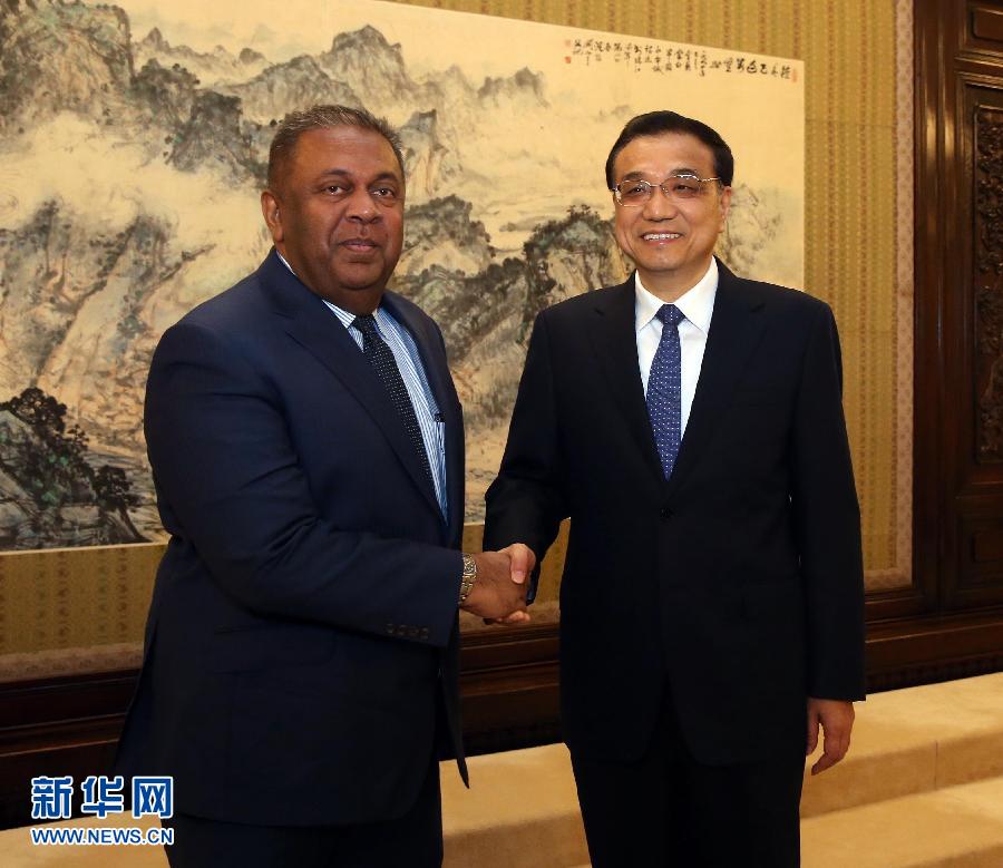2月27日，国务院总理李克强在北京中南海紫光阁会见斯里兰卡外长萨马拉维拉。 新华社记者 刘卫兵 摄 