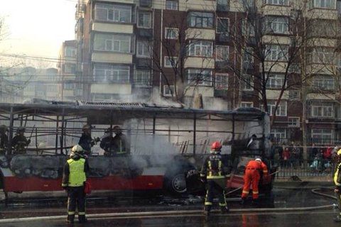 北京海淀一辆运通112公交车今晨自燃 无人员伤亡