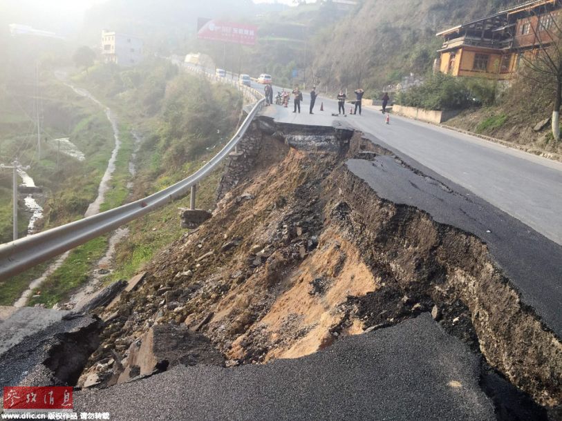 贵州308省道突然坍塌 致交通中断