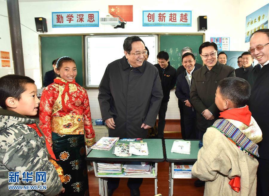 这是3月26日，俞正声在马尔康县松岗镇中心校与就读学生亲切交谈。新华社记者 李涛 摄