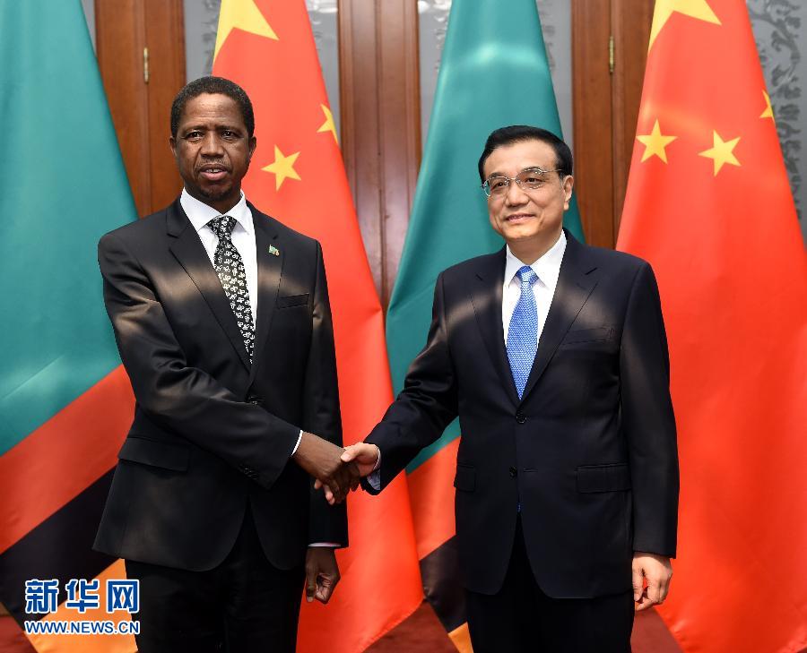 3月30日，国务院总理李克强在北京人民大会堂会见来华进行国事访问并出席博鳌亚洲论坛2015年年会的赞比亚总统伦古。 新华社记者 饶爱民 摄