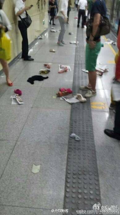 深圳一地铁乘客晕倒引发踩踏 9人受伤