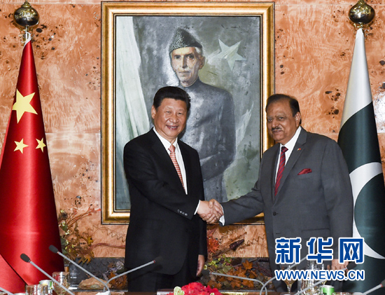 4月21日，国家主席习近平在伊斯兰堡会见巴基斯坦总统侯赛因。新华社记者李学仁摄