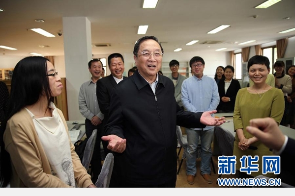 这是4月23日，俞正声来到基督教金陵协和神学院，与学生亲切交谈，了解他们的学习和就业等情况。新华社记者刘卫兵摄 