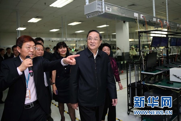 这是4月25日，俞正声来到英华达（南京）科技有限公司，了解企业生产经营、产品研发、技术创新等情况。新华社记者刘卫兵摄