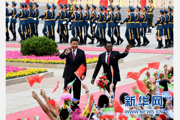4月28日，国家主席习近平在北京人民大会堂同赤道几内亚总统奥比昂举行会谈。这是会谈前，习近平在人民大会堂东门外广场为奥比昂举行欢迎仪式。新华社记者饶爱民摄