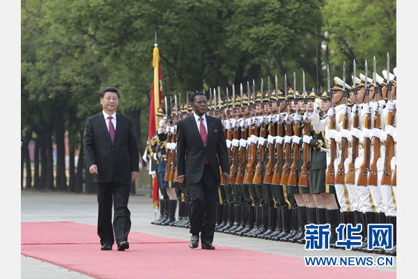 4月28日，国家主席习近平在北京人民大会堂同赤道几内亚总统奥比昂举行会谈。这是会谈前，习近平在人民大会堂东门外广场为奥比昂举行欢迎仪式。新华社记者刘卫兵摄