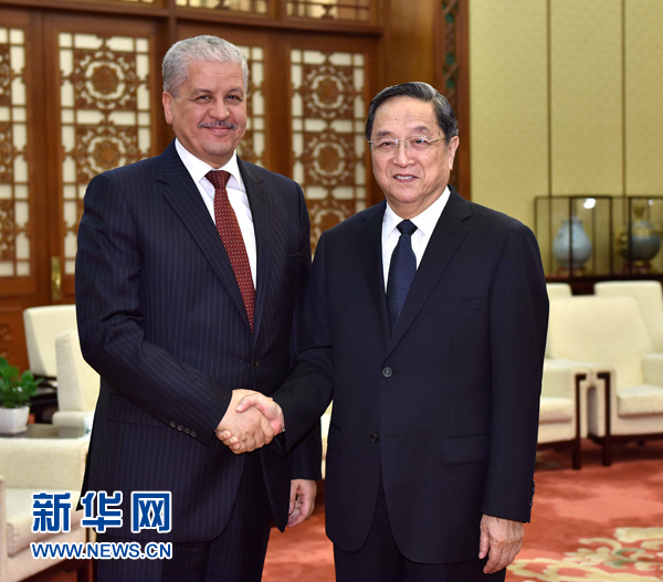 4月28日，全国政协主席俞正声在北京人民大会堂会见阿尔及利亚总理塞拉勒。 新华社记者 李涛 摄
