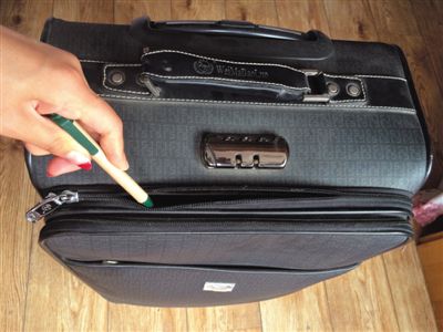 昨日，记者用一支圆珠笔轻松划开行李箱的拉链。新京报记者
