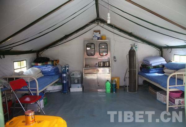 帐篷内设备齐全的医疗点 摄影：王淑