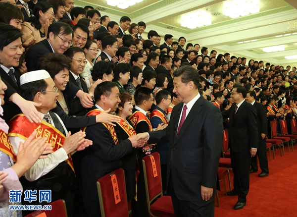 5月5日，党和国家领导人习近平、李克强、刘云山等在北京人民大会堂会见中国红十字会第十次全国会员代表大会代表。 新华社记者 兰红光 摄