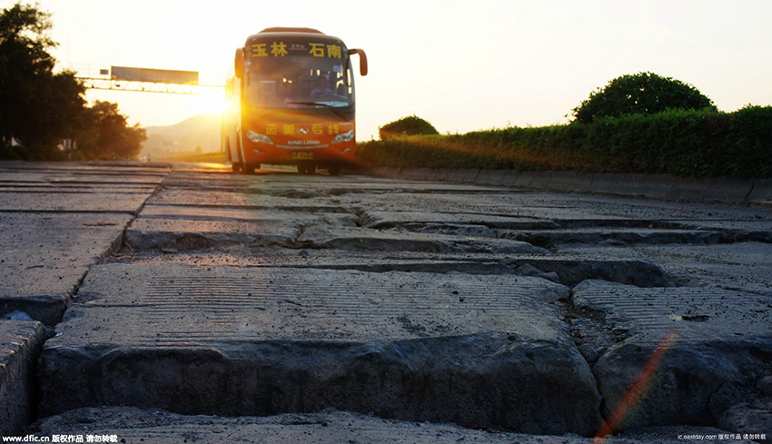 2015年5月6日,324国道广西玉林市北流县到容县路段,路面破烂不堪