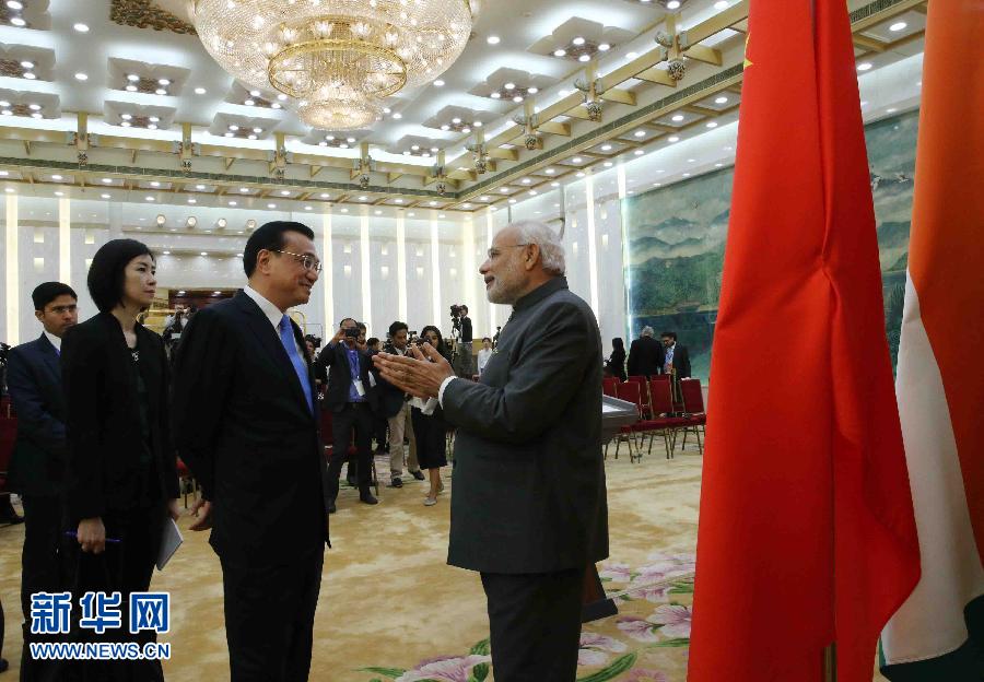 5月15日，国务院总理李克强在北京人民大会堂同来访的印度总理莫迪共同会见记者。这是记者会后，李克强与莫迪交谈。 新华社刘卫兵摄