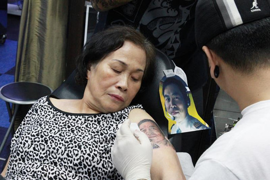 75岁的刘妈妈走不出丧子之痛，决定将儿子的模样刺在自己手臂上。台湾“中央社”/刺青店供图