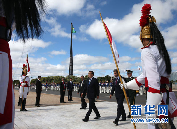 会谈前，罗塞夫在总统府前广场为李克强举行隆重的欢迎仪式。新华社记者 庞兴雷 摄