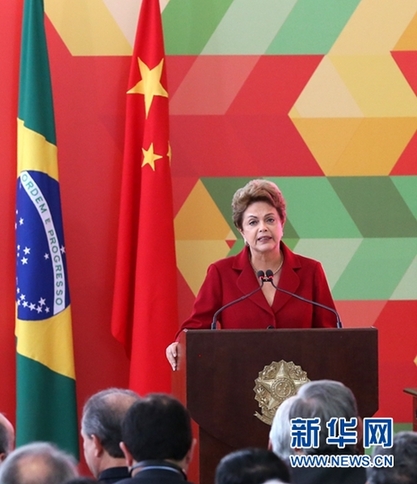 当地时间5月19日，中国国务院总理李克强在巴西利亚同巴西总统罗塞夫举行会谈后共同会见记者。 新华社记者 庞兴雷 摄 