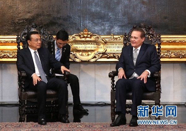 当地时间5月19日下午，中国国务院总理李克强在巴西利亚国会大厦会见巴西参议长卡列罗斯。 新华社记者 庞兴雷 摄 