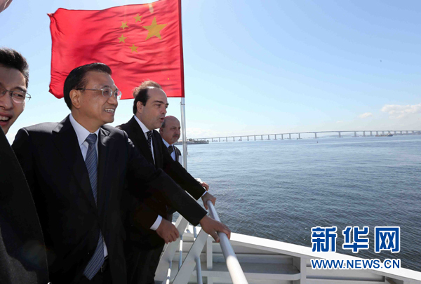 当地时间5月20日，中国国务院总理李克强在巴西里约热内卢登上中国产“面包山”号渡轮，巡航瓜纳巴拉湾。 新华社记者刘卫兵摄
