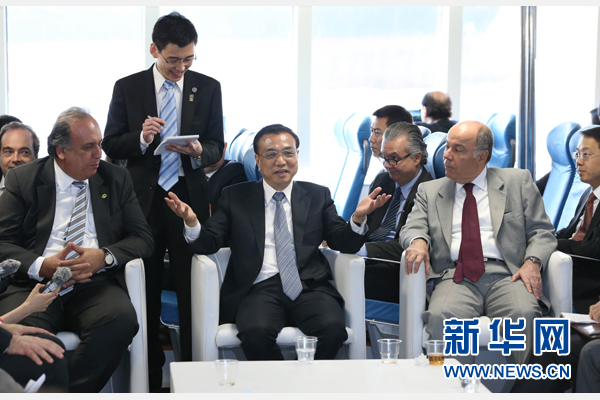 当地时间5月20日，中国国务院总理李克强在巴西里约热内卢登上中国产“面包山”号渡轮，在渡轮上与20多名中巴企业家座谈。 新华社记者庞兴雷 摄