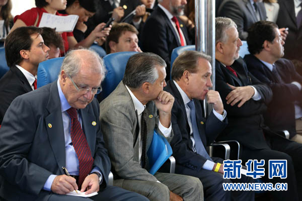 当地时间5月20日，中国国务院总理李克强在巴西里约热内卢登上中国产“面包山”号渡轮，在渡轮上与20多名中巴企业家座谈。 新华社记者庞兴雷 摄 