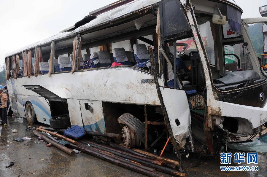 湖南新宁县境内旅游大巴侧翻事故已致7人遇难