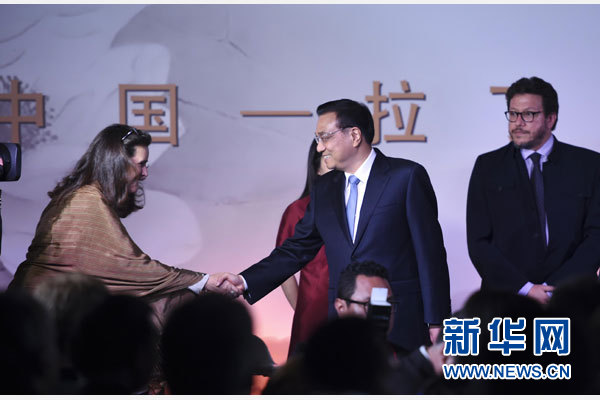 当地时间5月22日，国务院总理李克强在波哥大圣卡洛斯宫与哥伦比亚总统桑托斯共同出席由两国政府文化部门举办的中国-拉丁美洲人文交流研讨会。新华社记者 张铎 摄 