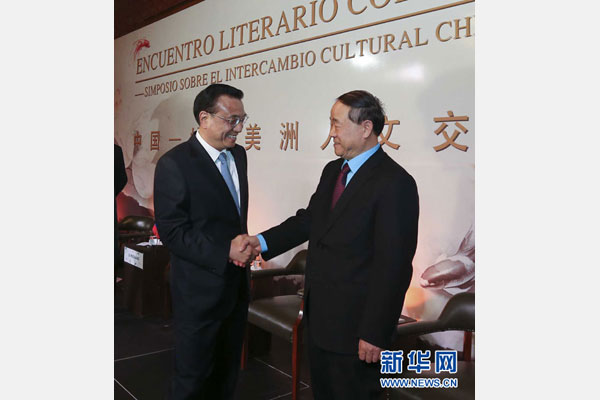 当地时间5月22日，国务院总理李克强在波哥大圣卡洛斯宫与哥伦比亚总统桑托斯共同出席由两国政府文化部门举办的中国-拉丁美洲人文交流研讨会。新华社记者 丁林 摄 