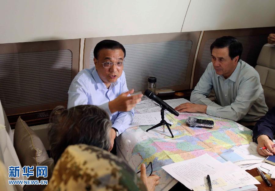 6月2日，在飞赴湖北监利长江客轮事件现场的途中，国务院总理李克强在专机上召集有关方面负责人研究落实施救措施。 新华社记者 丁林 摄