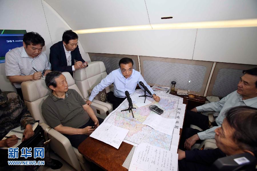 6月2日，在飞赴湖北监利长江客轮事件现场的途中，国务院总理李克强在专机上召集有关方面负责人研究落实施救措施。 新华社记者 丁林 摄 