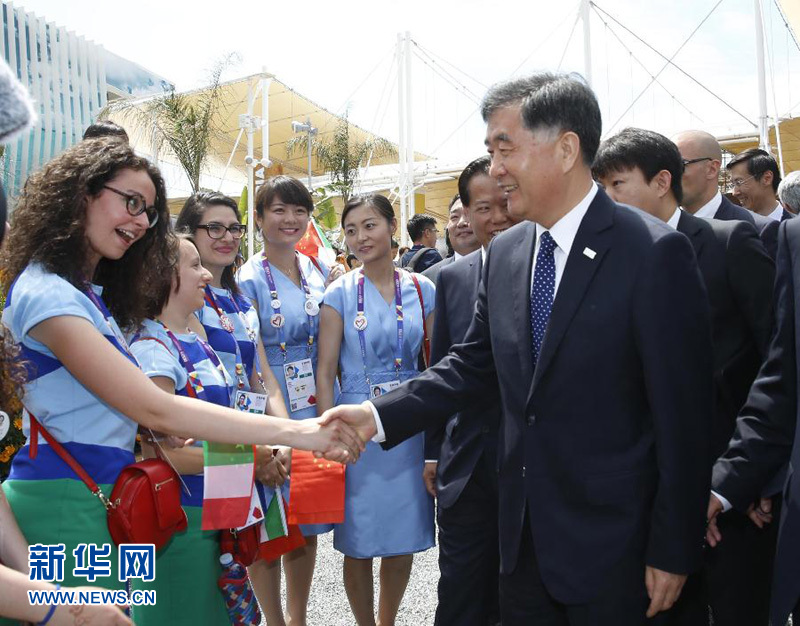 6月8日，在意大利米兰世博会世博园，中国国务院副总理汪洋在参观中国国家馆时与志愿者握手。新华社记者叶平凡摄 
