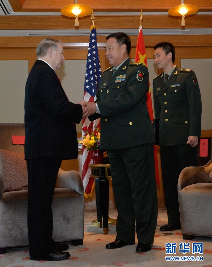 6月12日，正在美国访问的中央军委副主席范长龙（中）在华盛顿接见飞虎队老兵杰·温雅德。 新华社记者鲍丹丹摄