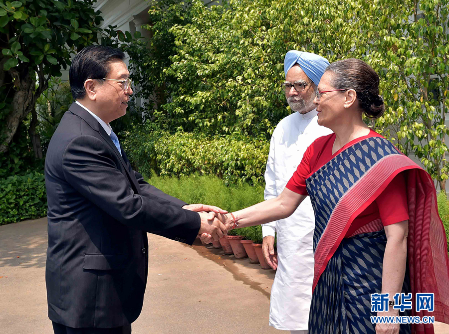 6月16日，中国全国人大常委会委员长张德江在新德里会见印度国大党主席索尼娅·甘地、印度前总理辛格。 新华社记者 李涛 摄
