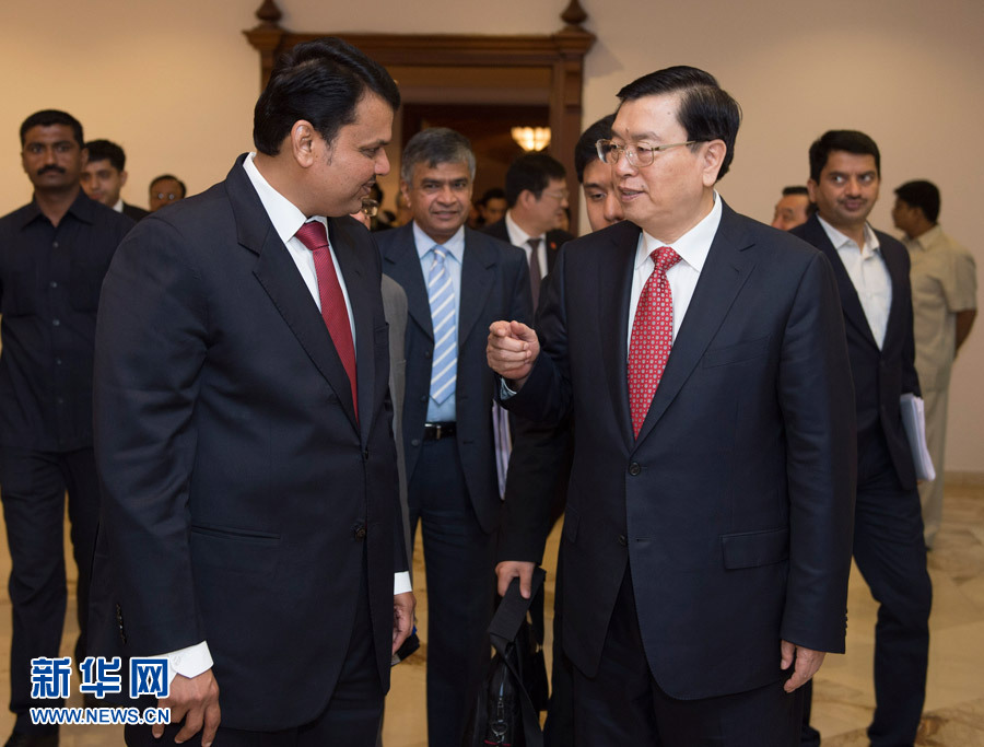 6月14日，中国全国人大常委会委员长张德江在印度孟买会见马哈拉施特拉邦首席部长法德纳维斯。 新华社记者 谢环驰 摄 