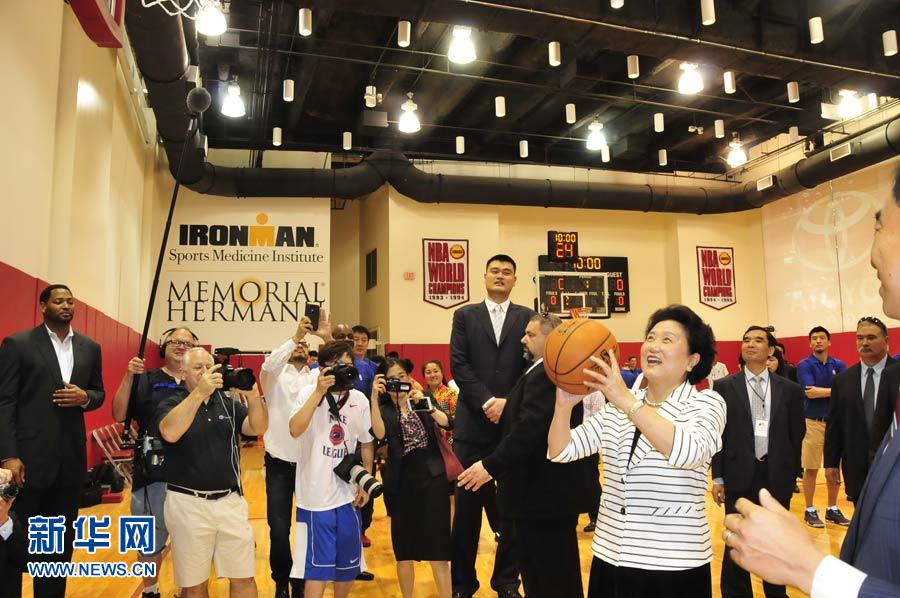 6月21日，在美国职业篮球协会（NBA）休斯敦火箭队主场丰田中心，中国国务院副总理刘延东（右前）为中美高中生篮球比赛开球。
